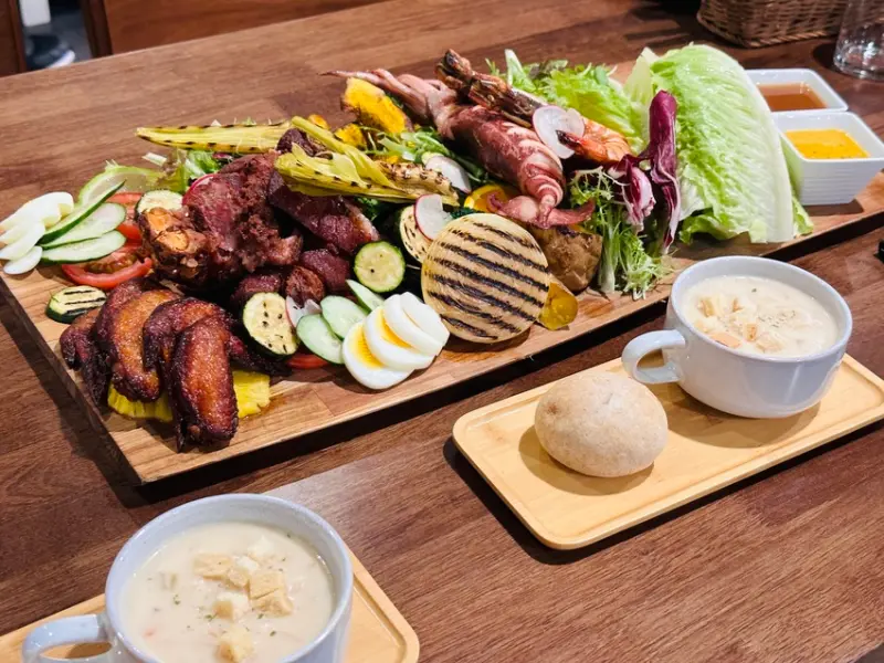 [台北。中正] 中正紀念堂︱超豪華海陸拼盤︱壽星生日送蛋糕還有機器人唱生日快樂歌︱THE CAFÉ BY 想 國家戲劇院