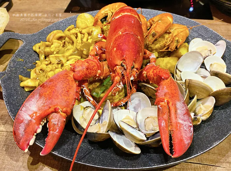 台北手抓海鮮+啤酒暢飲【帆船異國料理】龍蝦、波士頓龍蝦雙吃，任選五種口味連粄條都驚艷，異國風味十足－台北小巨蛋 松山美食推薦