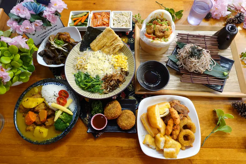 中壢蔬食輕食香知有素餐廳，中原大學好吃超值素食拉麵免費加湯加麵附飲料，出示學生證一張折10元