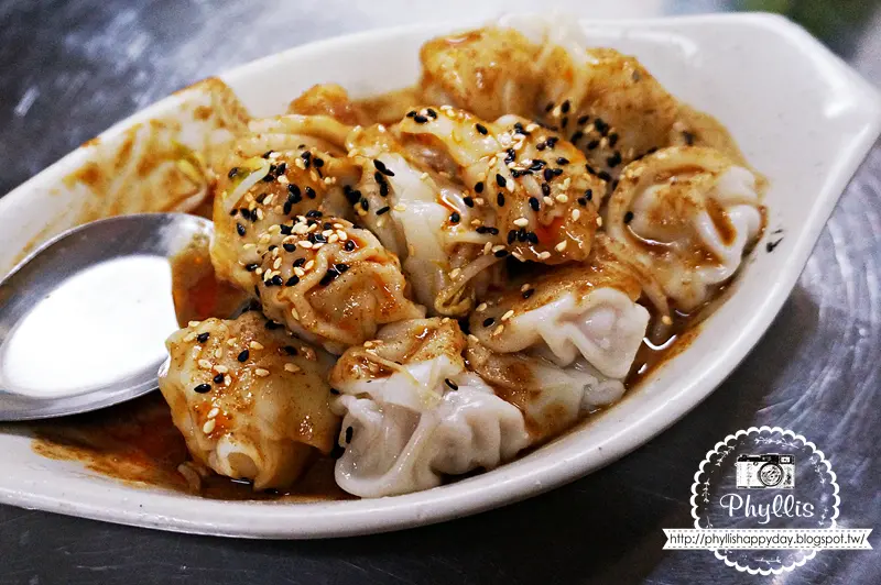 【桃園、龍潭】龍潭市場餛飩 傳統市場內的好味道 餛飩必吃 在地人巷弄美食 人氣早餐 晚來就吃不到 銅板美食吃透透 @ 相片中的菲莉絲