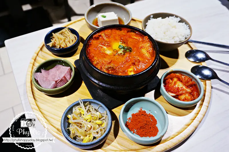 【新竹、東區】韓姜熙의小廚房 新竹巨城店 韓國定食專賣店 免出國也能吃到韓劇料理 韓國原汁原味傳統韓食 一人份定食方便又滿足 全省都吃得到 新竹美食 新竹韓式料理推薦 @ 相片中的菲莉絲