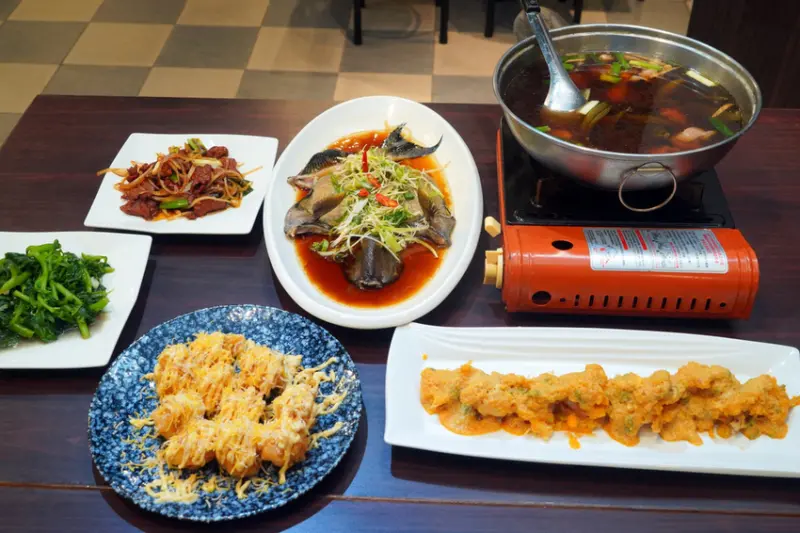 高雄熱炒餐廳【九九平價熱炒】吃得到but看不到鳳梨的鳳梨蝦球│價格透明！不是標時價的海鮮熱炒│超濃郁金沙鹹蛋黃醬│左營熱炒/高雄美食/高雄母親節餐廳推薦