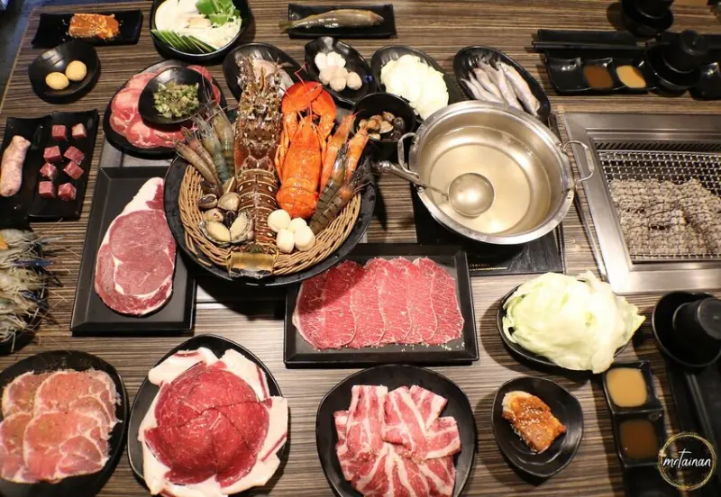台南炭火燒烤火鍋吃到飽／季節限定貝里斯大龍蝦／波士頓熟凍龍蝦+美國肋眼牛排、和牛、牛舌、泰國蝦、伊比利梅花豬等超過百樣的食材／飲料+沙瓦+咖啡+冰淇淋
