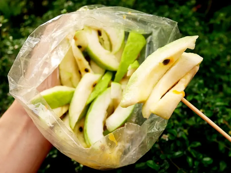 加百香果汁的冰鎮芭樂你吃過嗎? 最近越來越熱飯後必須來包冰涼芭樂才夠消暑，獨家甘梅粉和百香果汁都是人氣口味