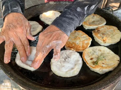 徒手翻餅一甲子，翻出古早味的小點心