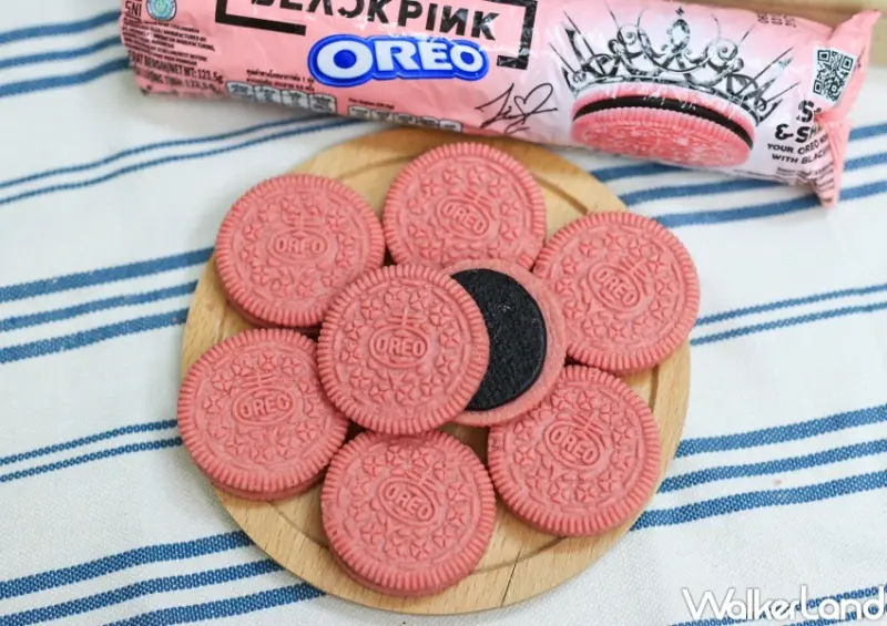 OREO X BP 黑巧夾心粉紅三明治餅乾 / WalkerLand窩客島提供 未經許可，不得轉載