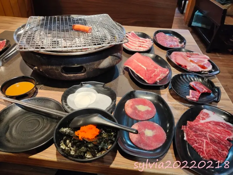 我就厲害，燒烤吃到飽。