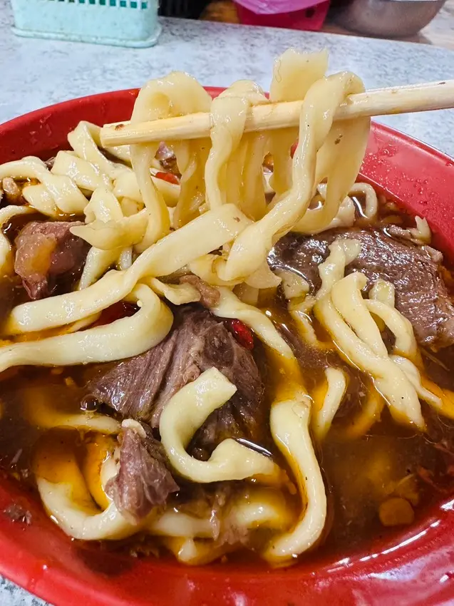 [台北。大安] 大安站：1963年創立的江蘇老趙刀切麵/牛肉麵肉多多