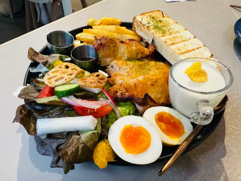 [桃園。桃園] 桃園火車站︱份量超大CP值超高網美也能吃的飽︱旅人咖啡桃園店