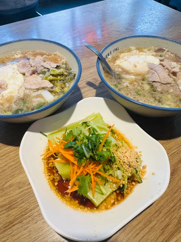 [桃園。平鎮] 中壢 龍岡︱忠貞市場必吃的雲南料理阿美米干1981︱綜合米干