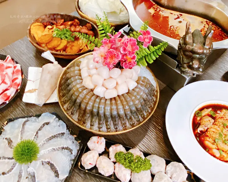 台北車站麻辣鍋│壽星霸氣送蝦-生日幾歲就送幾隻蝦或干貝【瓦法奇朵 麻辣W.Bar】正宗四川麻辣鍋，道地四川菜，相當有質感的火鍋店-四川龍府麻辣鍋分店