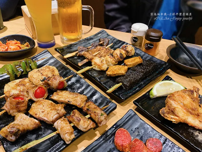 士林居酒屋推薦【柒息地串燒】平價串燒居酒屋，聚會小酌還能看球賽，各式啤酒、燒酒、生啤及大管1644，超適合聚會得串燒店│士林捷運站周邊美食