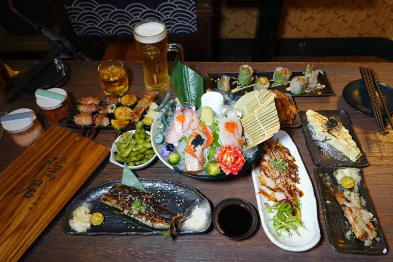 新北必吃美食-板橋隱居府中店，府中捷運站居酒屋推薦，有好吃串燒、啤酒、創意日式料理的新北居酒屋