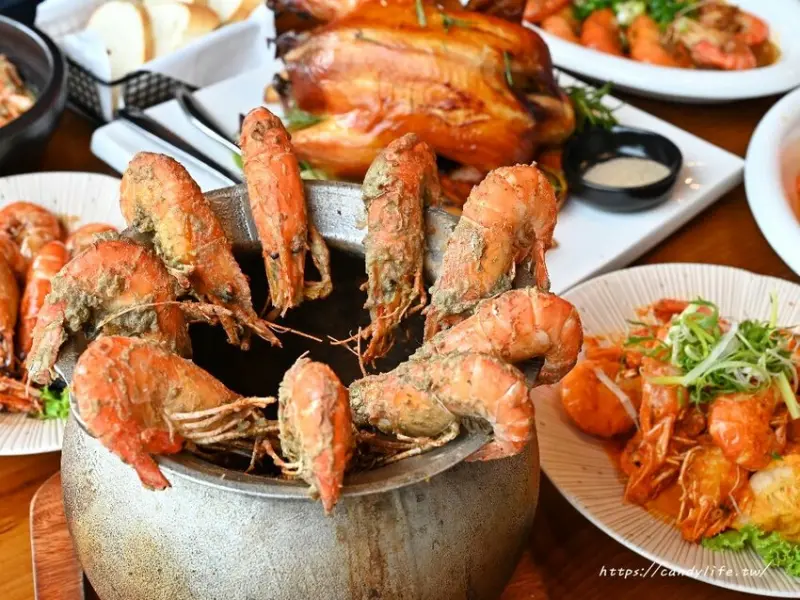 鴻龍宴｜台中人氣活蝦料理，整艘船開進餐廳裡，全蝦宴一次吃到六種蝦，還有超狂烤全雞，沒預訂吃不到！