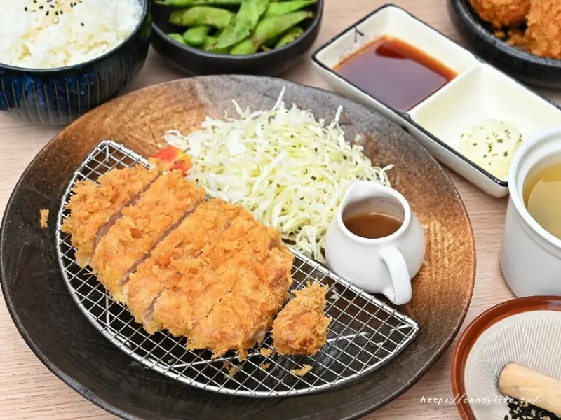 牛牛不柴｜結合寵物友善餐廳的日式炸豬排、炸牛排定食專賣，內用享白飯、高麗菜絲、小菜、味噌湯吃到飽，還有可愛柴犬店長陪吃～