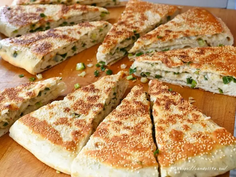 小寶河南蔥花大餅｜一出爐就秒殺的人氣蔥花大餅，中午來口味就不多，想吃請早～