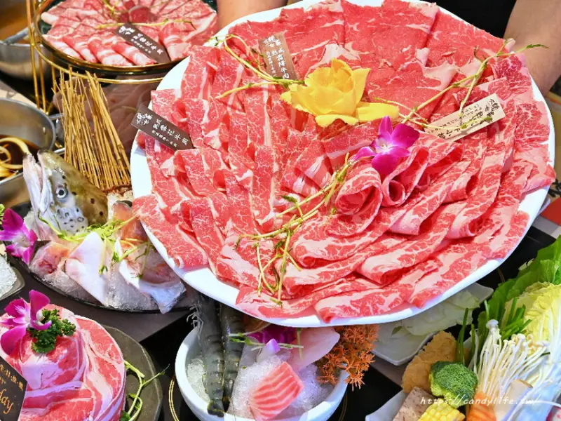 火鍋世家｜來自北部20年連鎖老品牌進軍台中！現切高級肉，激推超值30盎司大肉盤，超高CP值，還有自助吧咖啡、冰淇淋、雞蛋吃到飽～