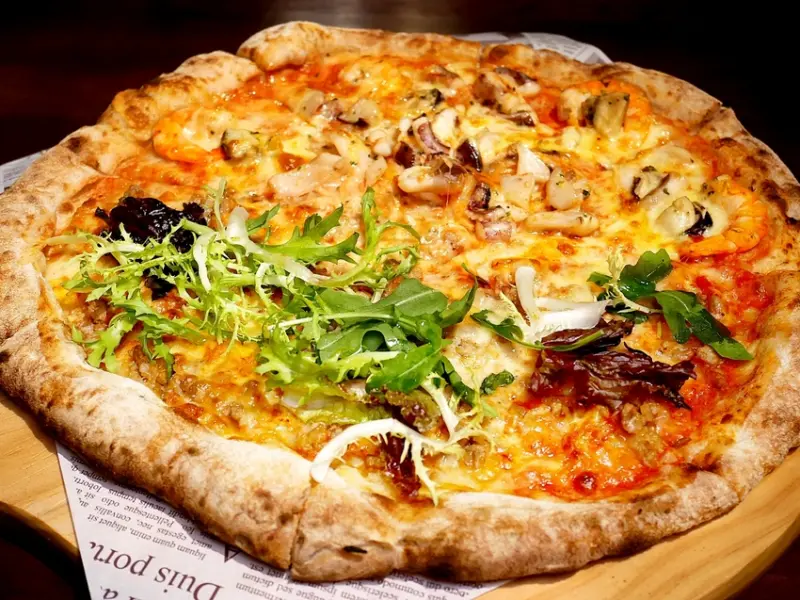 軟Q的手工窯烤披薩餅皮超好吃，上頭舖滿料超加分，超有水準的提拉米蘇大SIZE好值得吃，下次聚餐就選這邊-默爾 pasta pizza