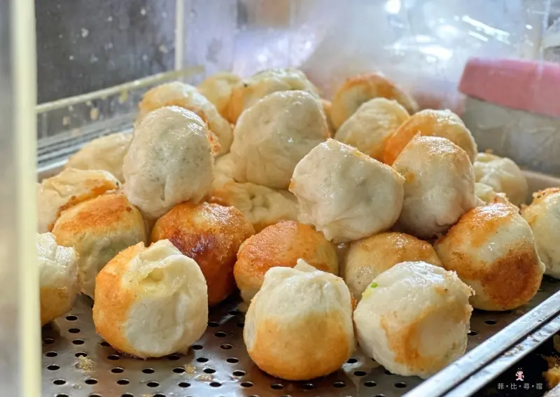 三重集美街小籠包水煎包 1顆只賣6元 佛系的銅板美食 大家都是10-20顆帶走！