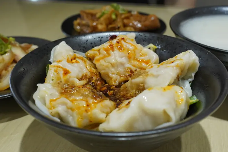 內餡交易林口店 文青風格的麵食館 手工鮮蝦雲吞超有料 一吃就愛上！