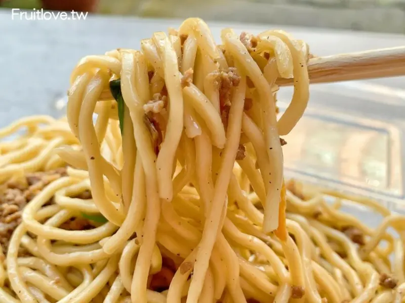 台中美食-豐富的飯糰配料很有飽足感！每日限量的炒麵，又香又不油膩