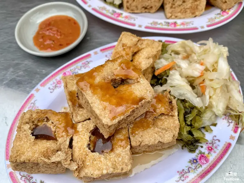 苗栗美食-臭豆腐外酥內嫩，口齒留香，搭配酸菜別有一番風味