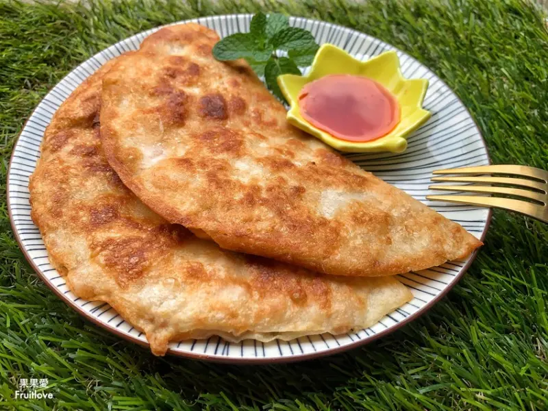 台中美食-潤餅皮批發店裡居然有賣現做月亮蝦餅，蝦餅沾醬超獨特