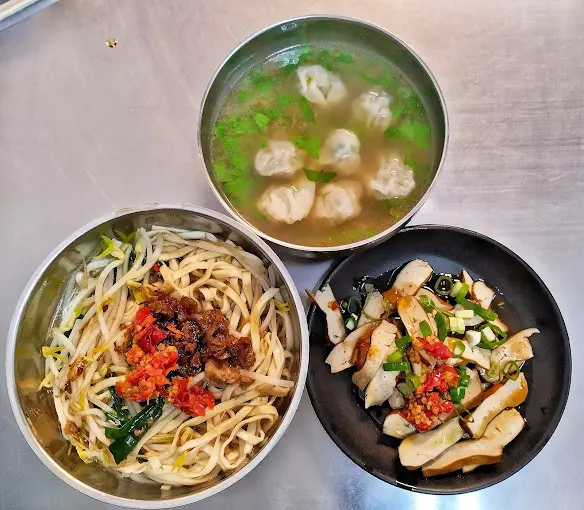 [台北小吃]板橋新埔站「95號米粉湯」物美價廉超乾淨還有冷氣小吃店/麻醬麵香濃麵Q彈