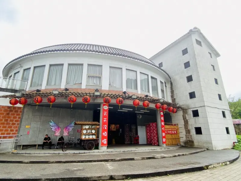 【新竹內灣。人氣餐廳】內灣老街「內灣圓樓人文客家餐廳」好停車 好玩拍 好文物 獲2023客家小炒人氣獎 瀰漫油鹹香 客家麻糬 擂茶DIY 客家幸福滋味就在這裡!