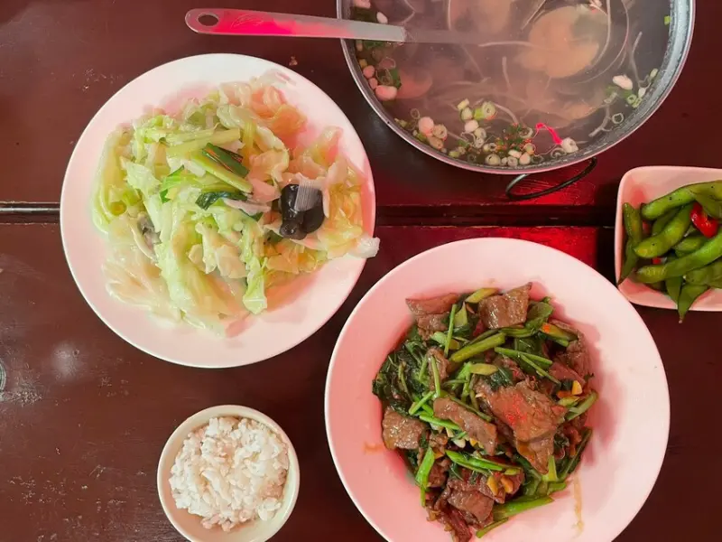 台北熱炒推薦》金喝呷熱炒｜平價快炒、包廂服務，宵夜聚餐首選（內有熱炒100菜單)！芥蘭牛肉這道必點