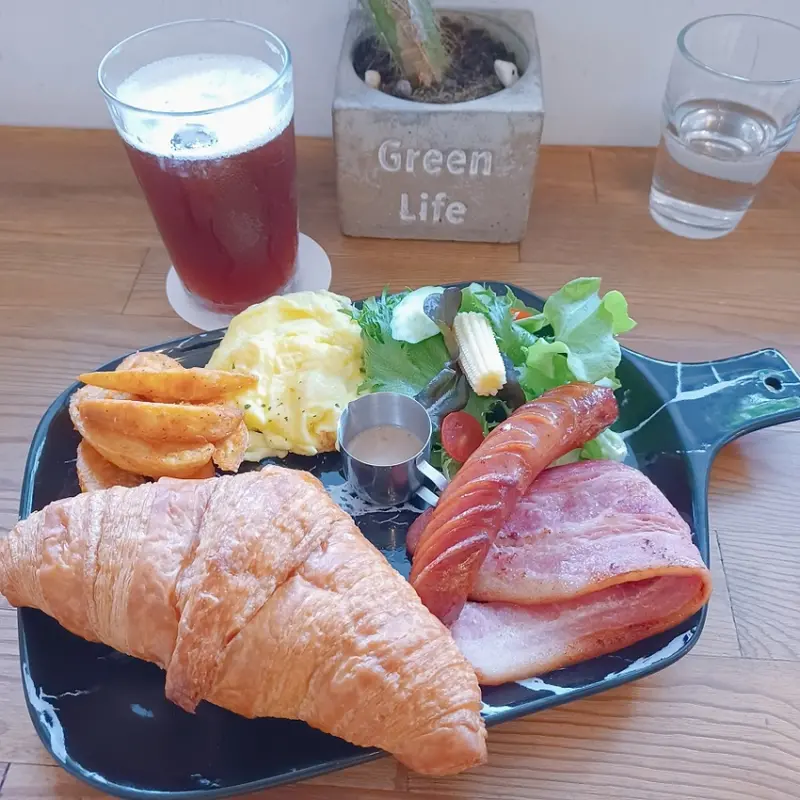 【食用】台中西區 : 肉窩咖啡ZOU WOO Kaffee-多肉植物可以盡情拍