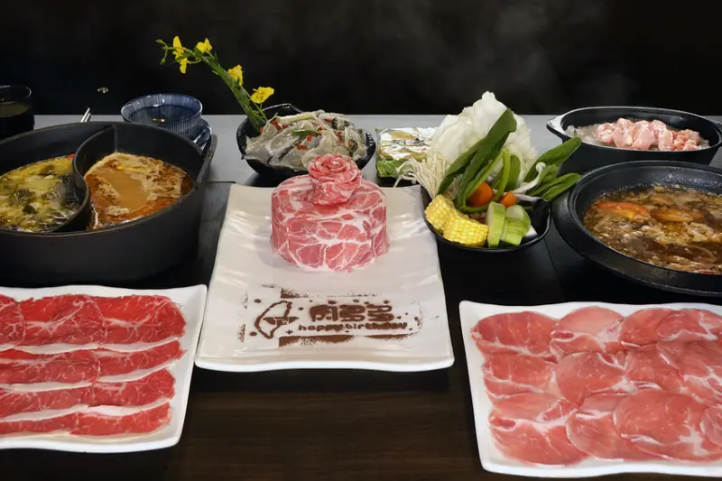 台北車站火鍋推薦-肉多多台北重慶南店，肉多多大變身，網路溫度計蟬聯兩年評價第一的個人石頭火鍋，連開50家直營店的肉多多