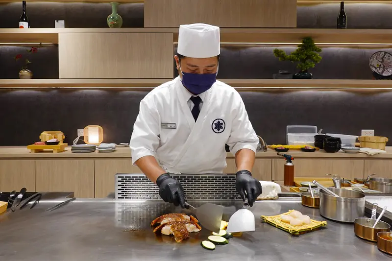 一位難求爆紅鐵板燒在信義區終於開第二家了-明水然．樂遠百A13信義店，龍蝦三吃、A5和牛超高CP值無菜單鐵板燒