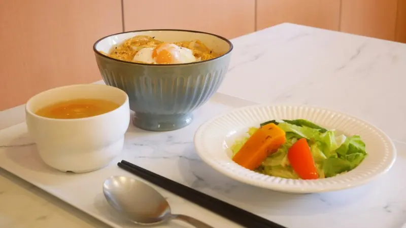 家庭廚房Familykitchen-近通霄國中，周一到三提供丼飯、咖哩；周四到五提供沙拉、輕食特餐(。・∀・)ノ