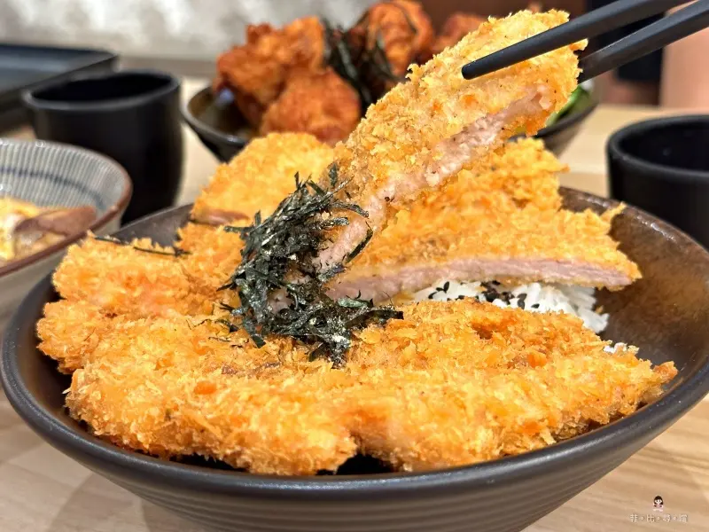 食在丼飯咖哩飯 咖哩飯只要銅板價80元 比臉大的豬排飯超狂 內用免費加飯加醬 還有紅茶、味噌湯喝到飽！
