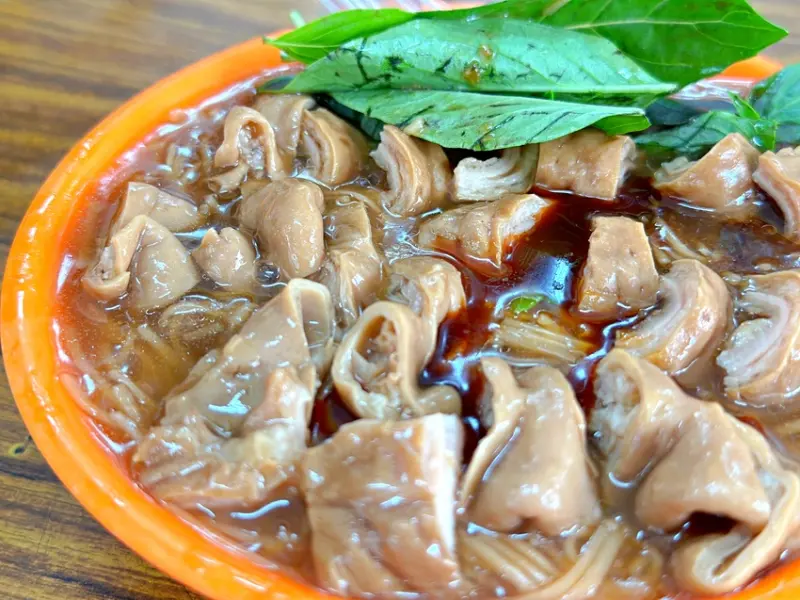 在地人激推銅板小吃 爆量滷大腸超過癮！