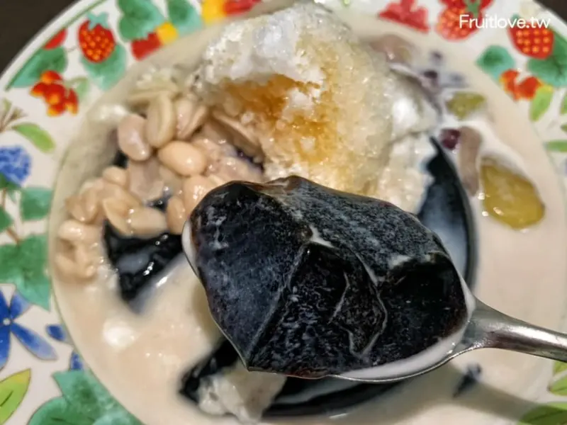 炎炎夏日，來碗豆花和仙草凍消暑，在地古早味剉冰店