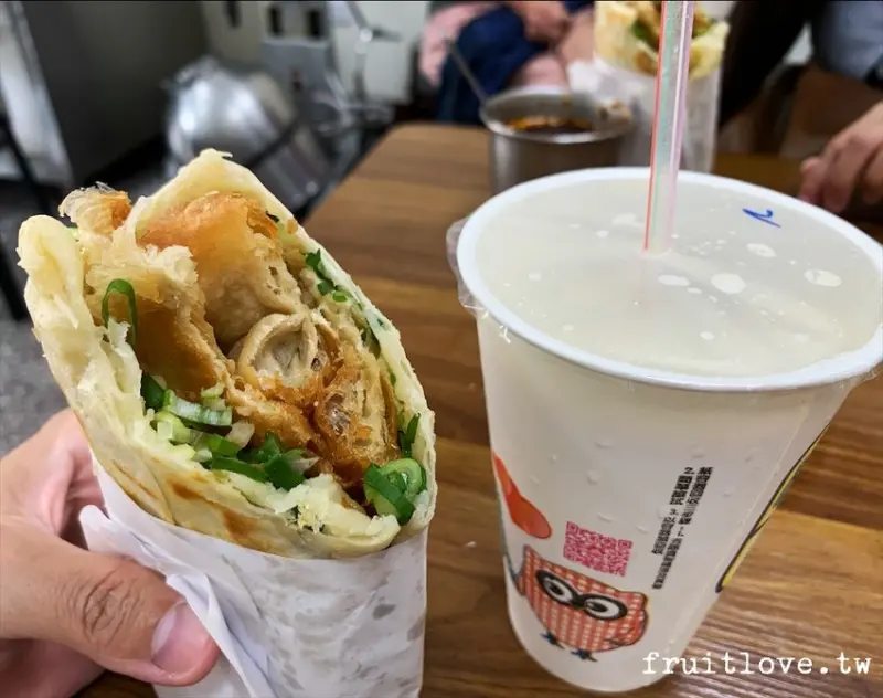 台中美食-在地人氣早餐，燒餅夾油條裡面加了爆量的蔥花
