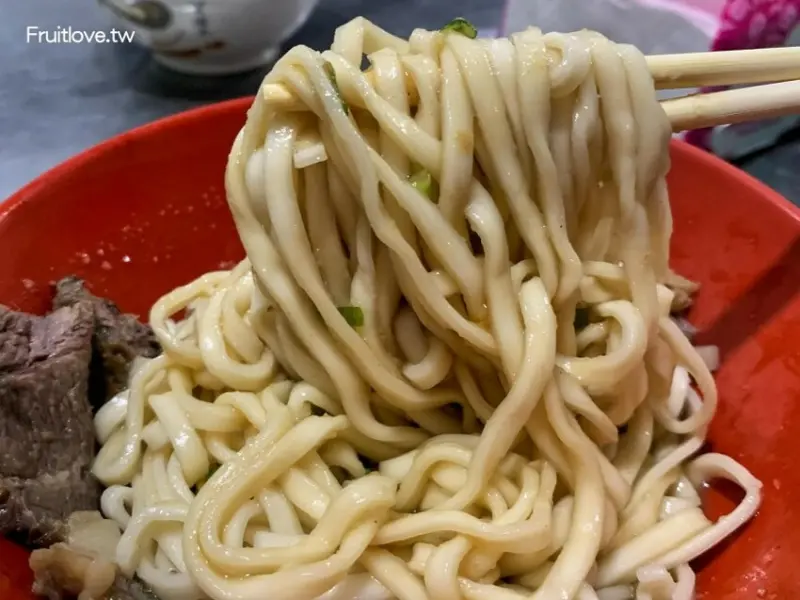 台中美食-水餃和牛肉拌麵都很好吃，內用大骨湯鮮甜濃郁且不油膩