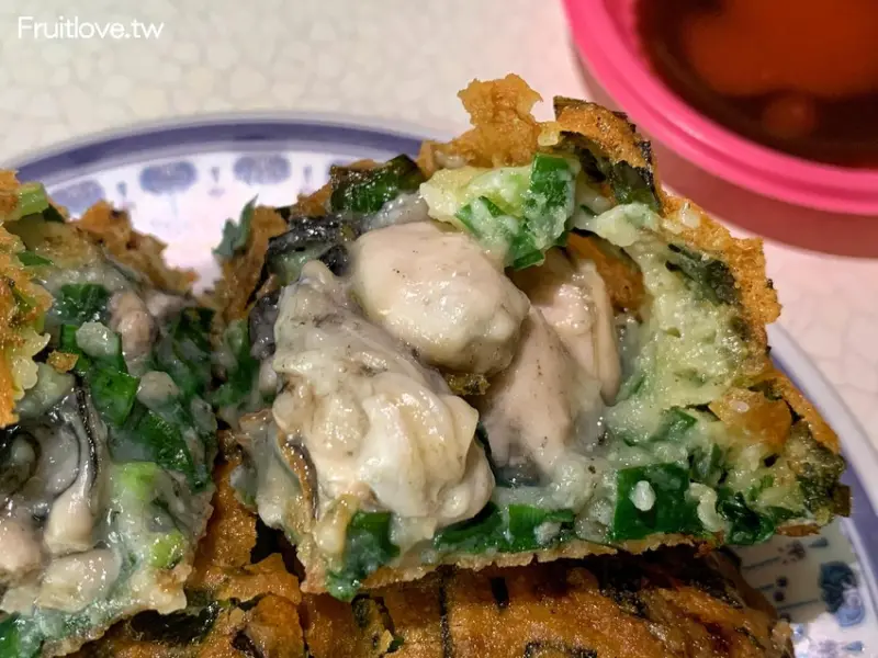 在地人推薦的蚵仔炸，外皮酥脆，內餡飽滿，蚵仔鮮嫩多汁
