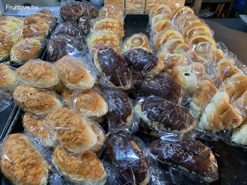 台中美食-傳統麵包餅店界的小七，種類多樣化，價格親民