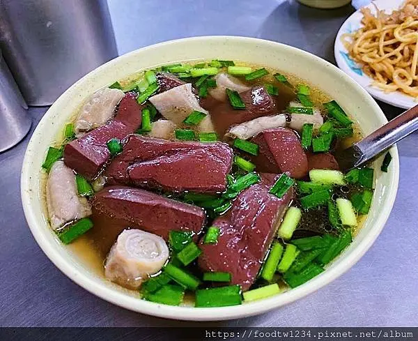 [台北小吃]板橋新埔站「有榮中藥豬血湯」分量多又懷念的老滋味/中藥豬血豬腸湯湯淡而藥香/炒麵炒米粉也是好必點/附菜單
