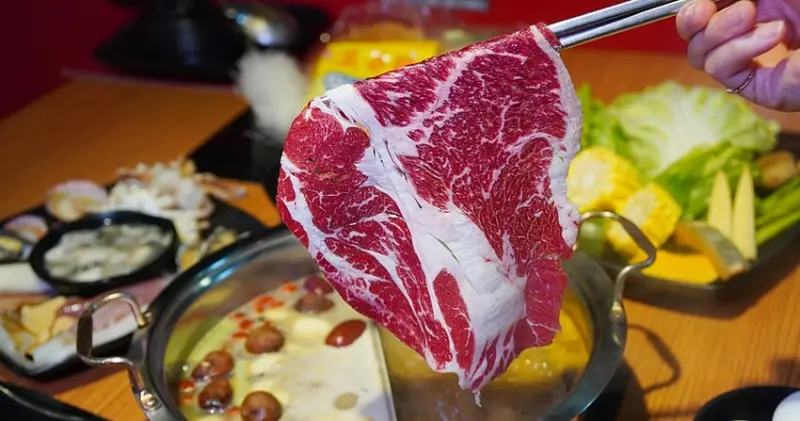 5種湯底、上百種食材隨你吃，父親節還有4人同行1人免費｜蒙古紅麻辣火鍋吃到飽