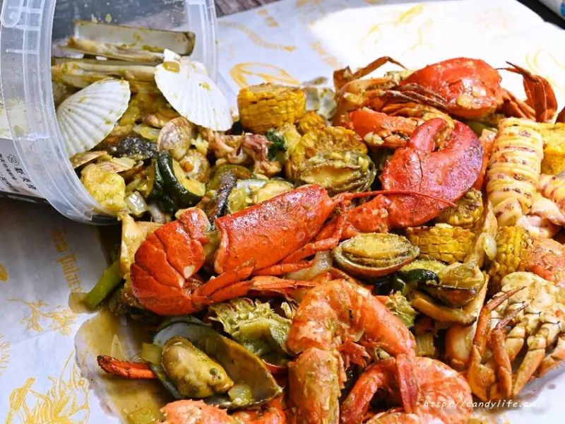 新天地手抓海鮮桶登場！台中中秋海鮮就是這一味，免烤嗆秋海鮮桶霸氣上桌，波士頓龍蝦、紅蟳九種海鮮一次滿足