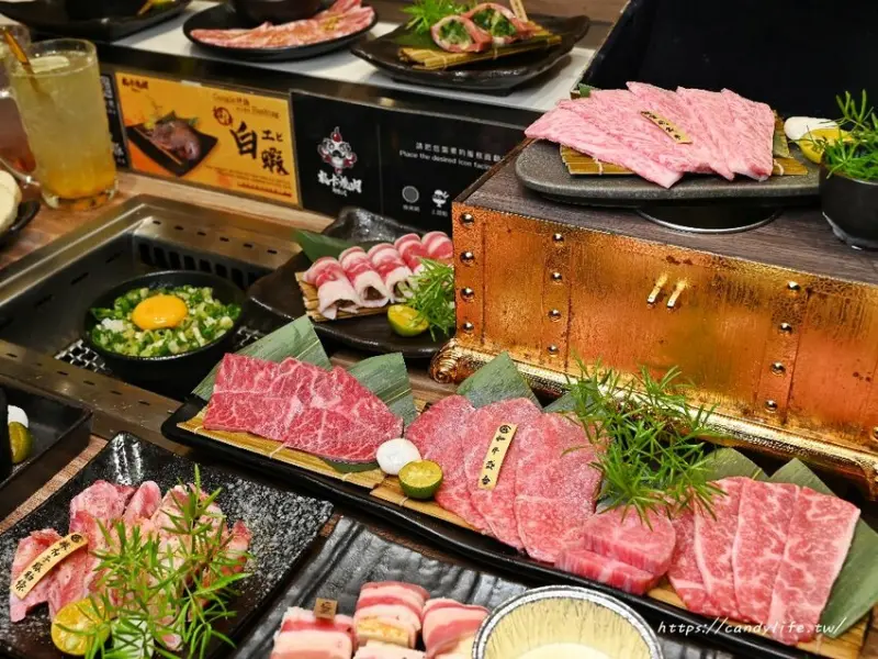 札卡燒肉｜台中浮誇輸送帶燒肉店在這裡，一個人也能爽爽吃燒肉，營業至凌晨一點