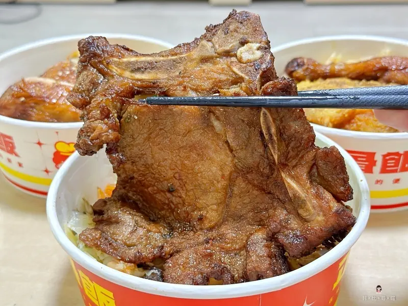 便當界的南霸天 比臉大的排骨 鹹香嫩口好滋味！