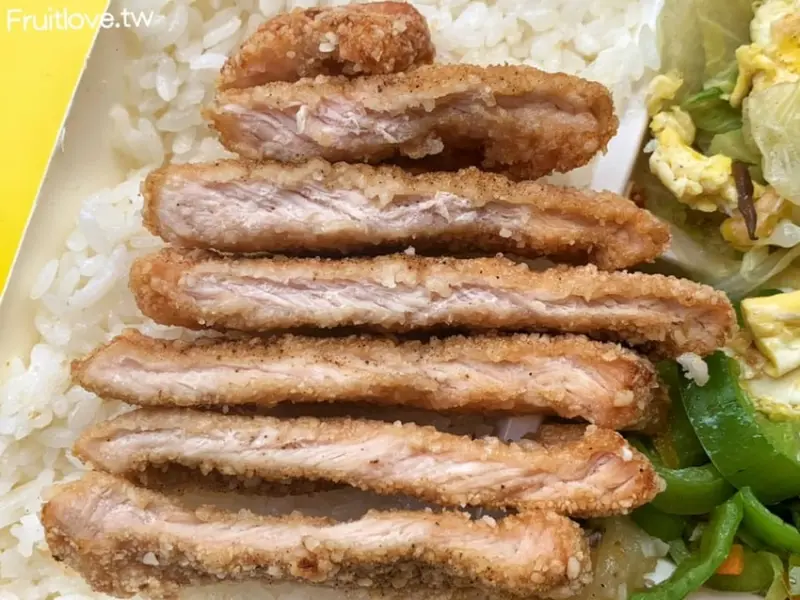 台中美食-巷弄內的美味快餐店，金黃色的酥炸外皮，肉質鮮嫩不油膩