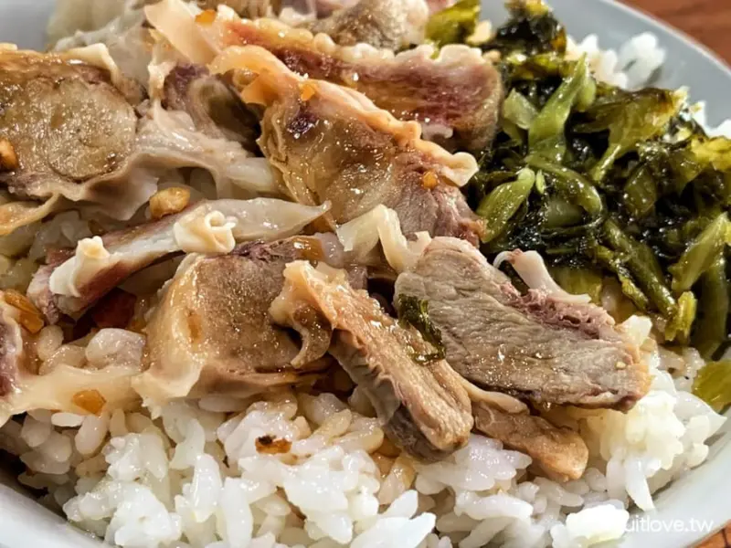 南投美食-間隔肉鋪滿滿的豬油拌飯