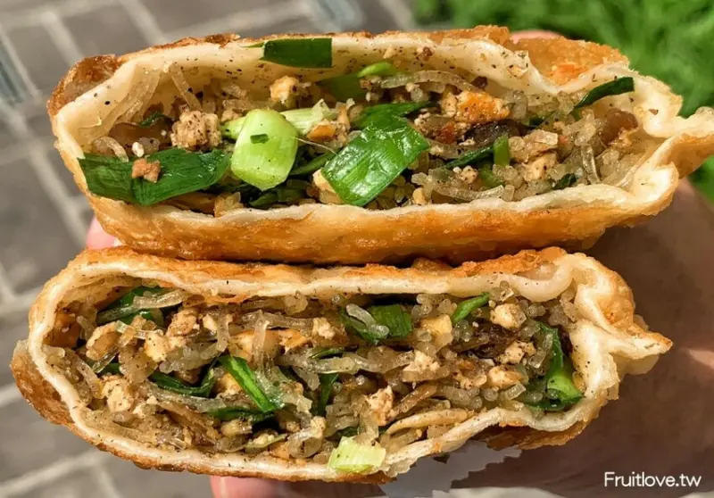 台中美食-酥香而不油膩的蔥油餅，還有滿滿料的韭菜盒子