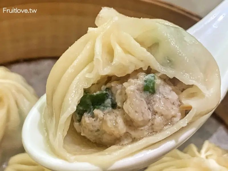 南投美食-湯包皮薄，湯汁鮮甜，肉餡紮實，還有入口即化的臘味蘿蔔糕